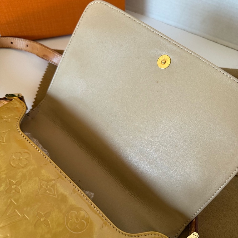 Authentic Louis Vuitton Vernis Thompson Shoulder Bag with Classic Design. - Picture 5 of 14
